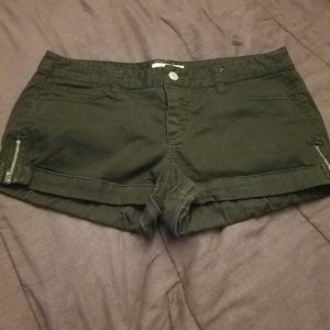 💟 Black shorts